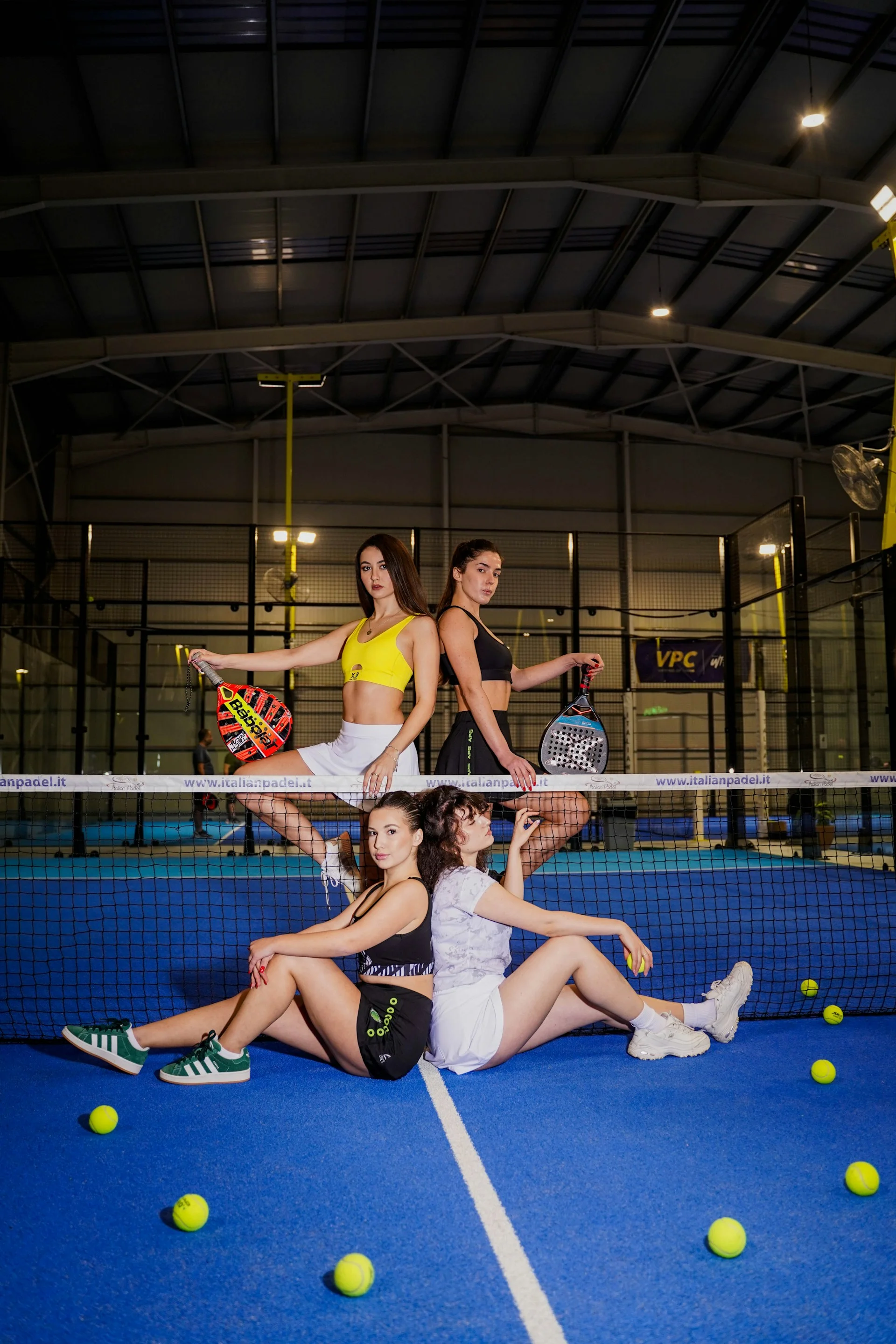 Grupo de jogadores de padel com raquetes no campo