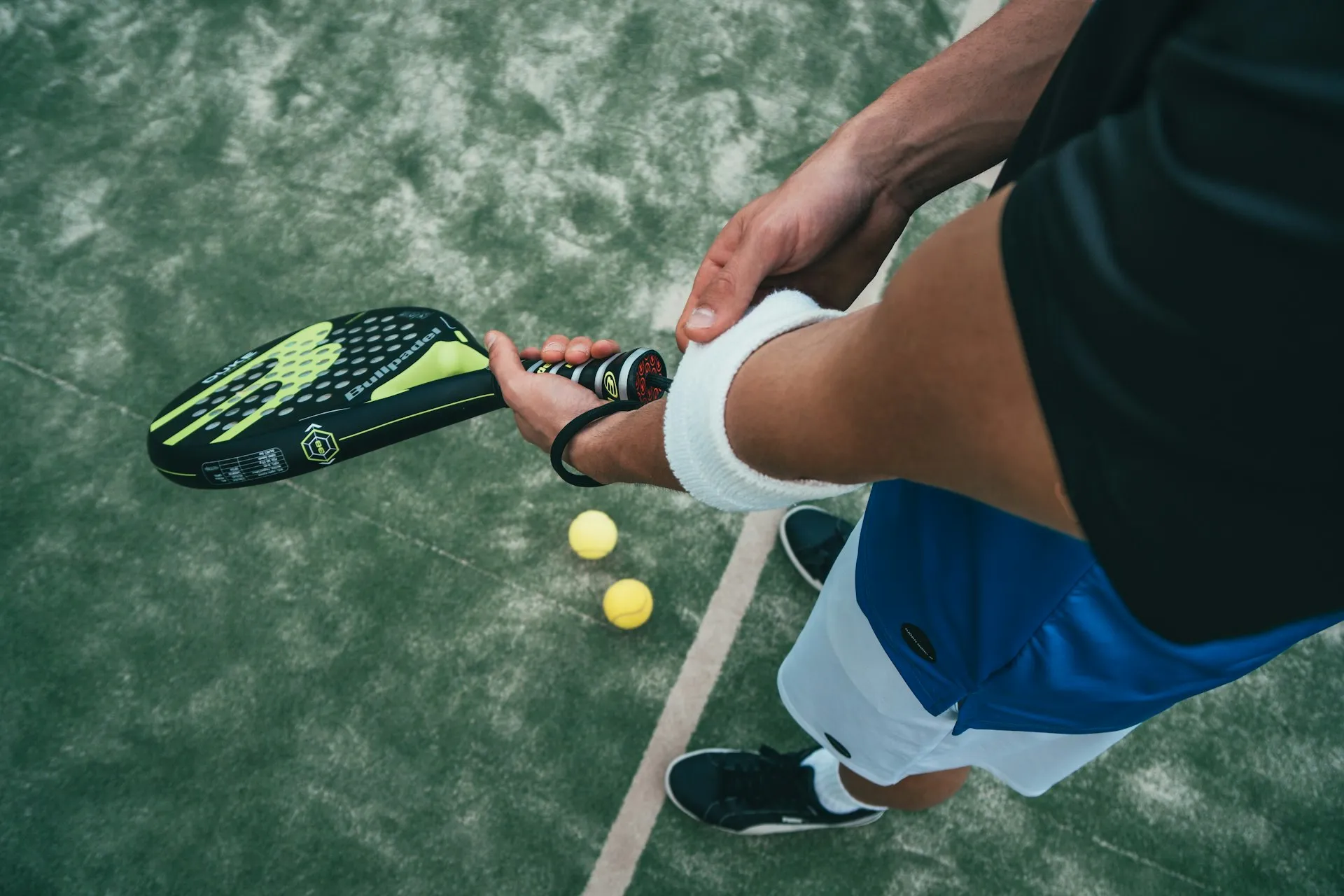 Concentração mental — jogador a segurar uma raquete de padel