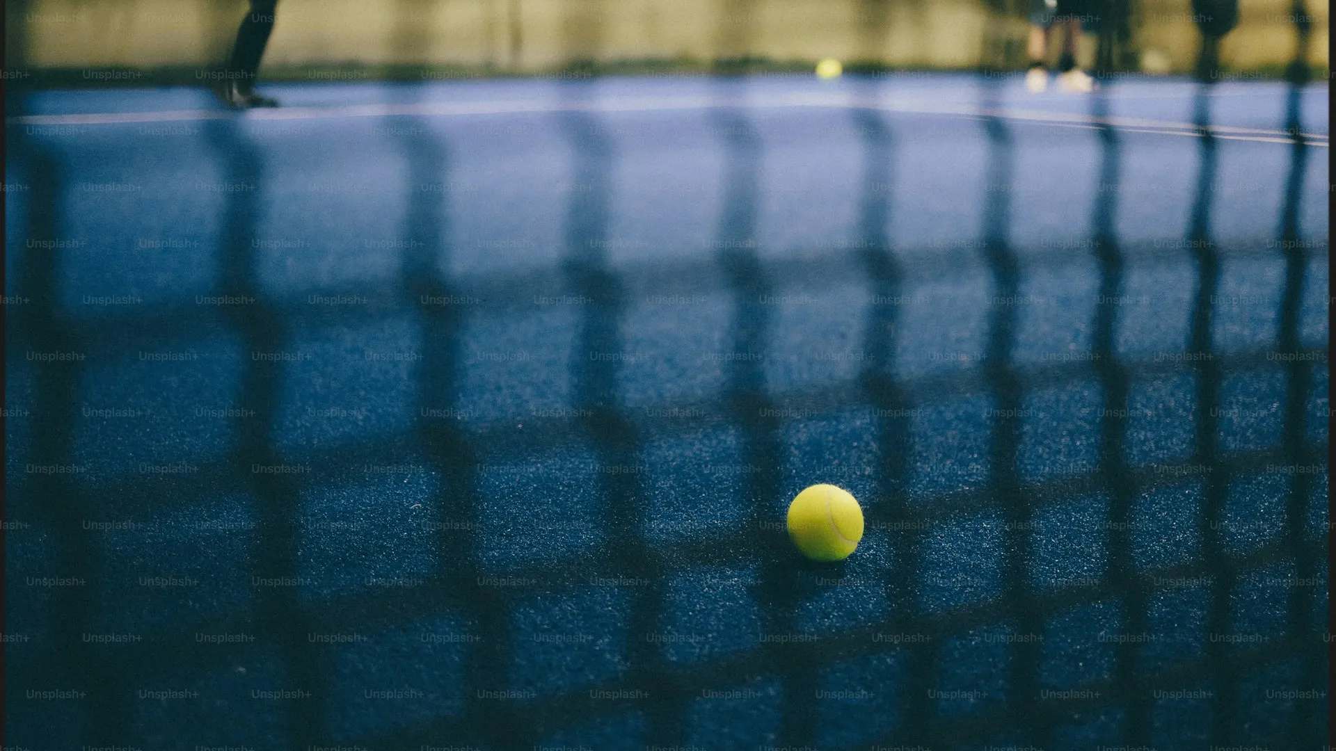 Tática da nevera — bola através da rede num campo de padel