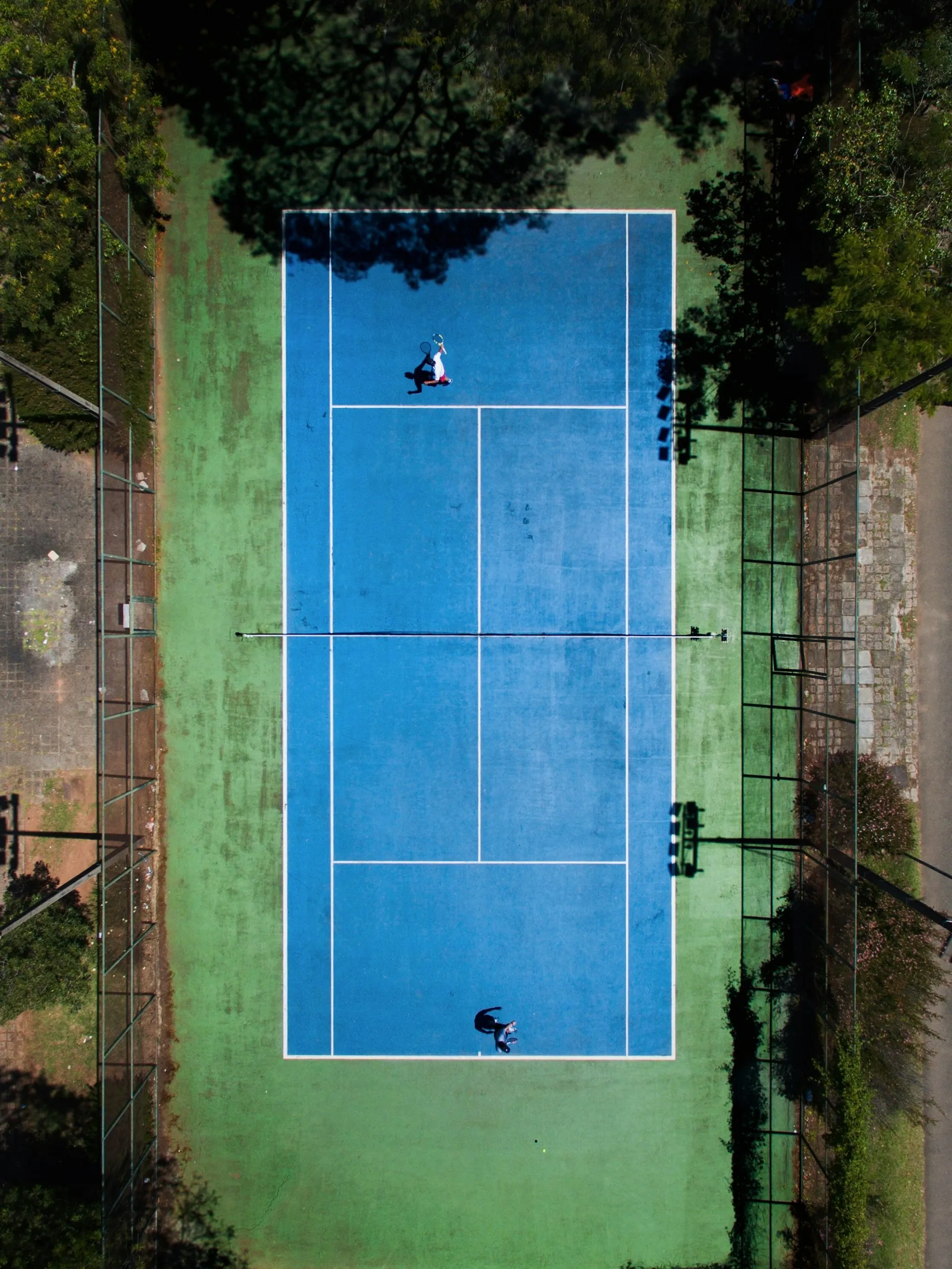 Jogadores de padel a preparar-se para uma partida